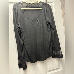Onetheland black top. Peek hole v neck line with lace bottomed sleeves.